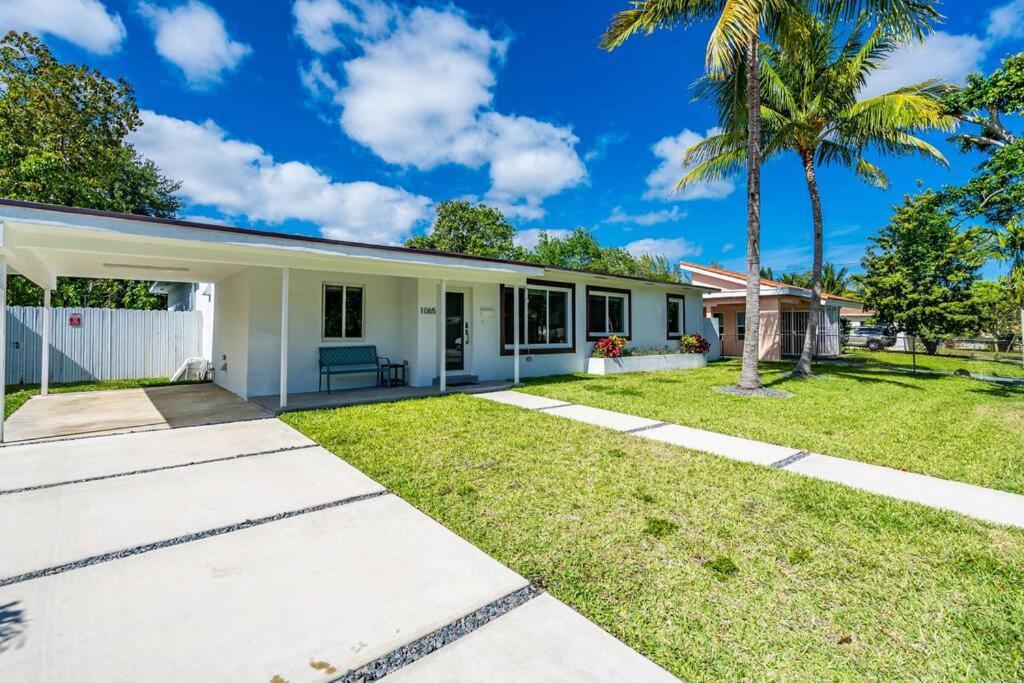 Stylish 4 Bedroom Home With Pool, 12 Minutes To The Beach Miami Exteriör bild