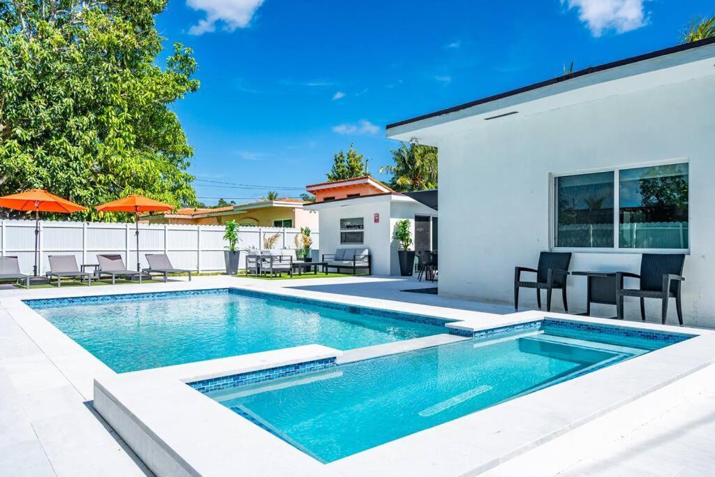 Stylish 4 Bedroom Home With Pool, 12 Minutes To The Beach Miami Exteriör bild