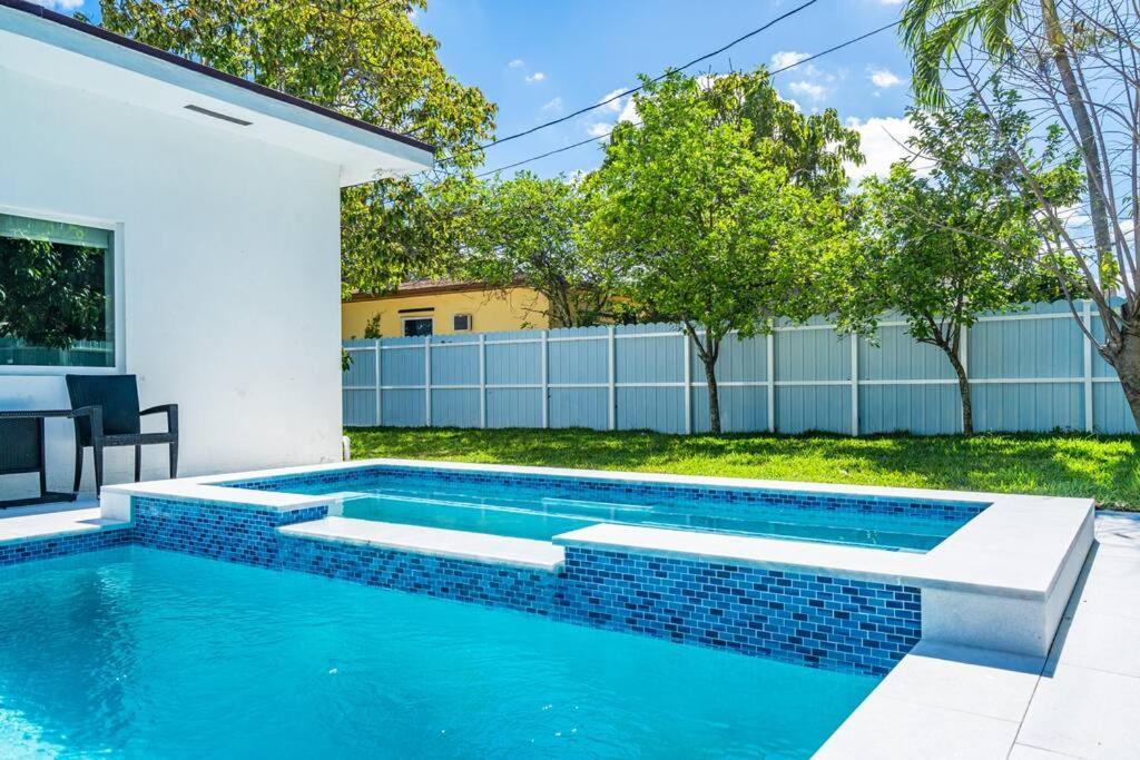 Stylish 4 Bedroom Home With Pool, 12 Minutes To The Beach Miami Exteriör bild