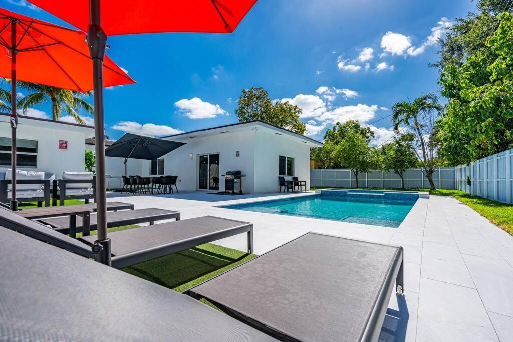 Stylish 4 Bedroom Home With Pool, 12 Minutes To The Beach Miami Exteriör bild