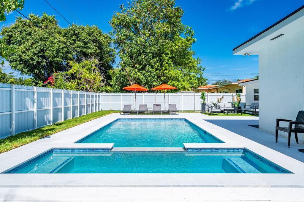 Stylish 4 Bedroom Home With Pool, 12 Minutes To The Beach Miami Exteriör bild