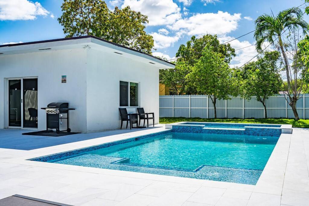 Stylish 4 Bedroom Home With Pool, 12 Minutes To The Beach Miami Exteriör bild