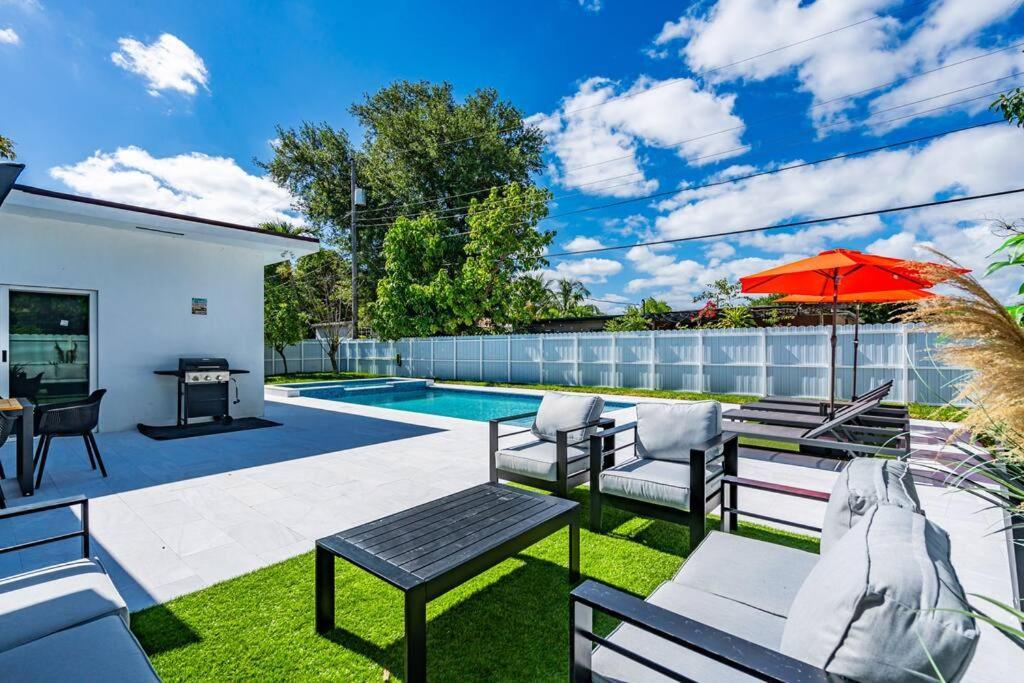 Stylish 4 Bedroom Home With Pool, 12 Minutes To The Beach Miami Exteriör bild