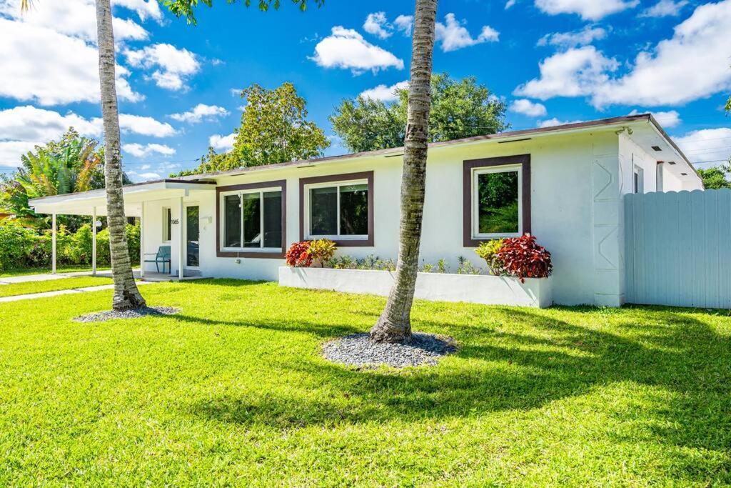 Stylish 4 Bedroom Home With Pool, 12 Minutes To The Beach Miami Exteriör bild