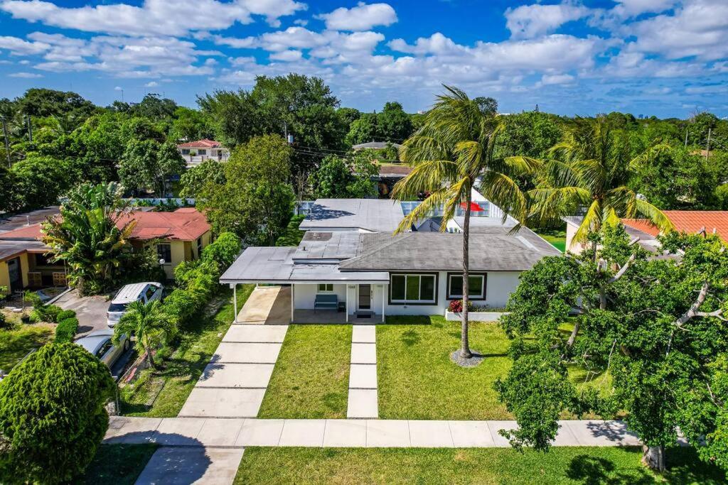 Stylish 4 Bedroom Home With Pool, 12 Minutes To The Beach Miami Exteriör bild